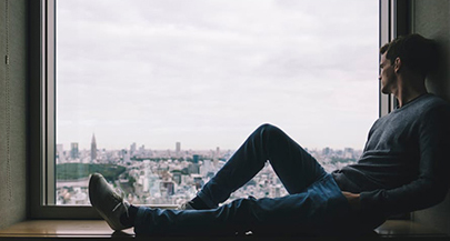 image showing a man relaxing during his treatment at a Alcohol Addiction Centre in Central Counties